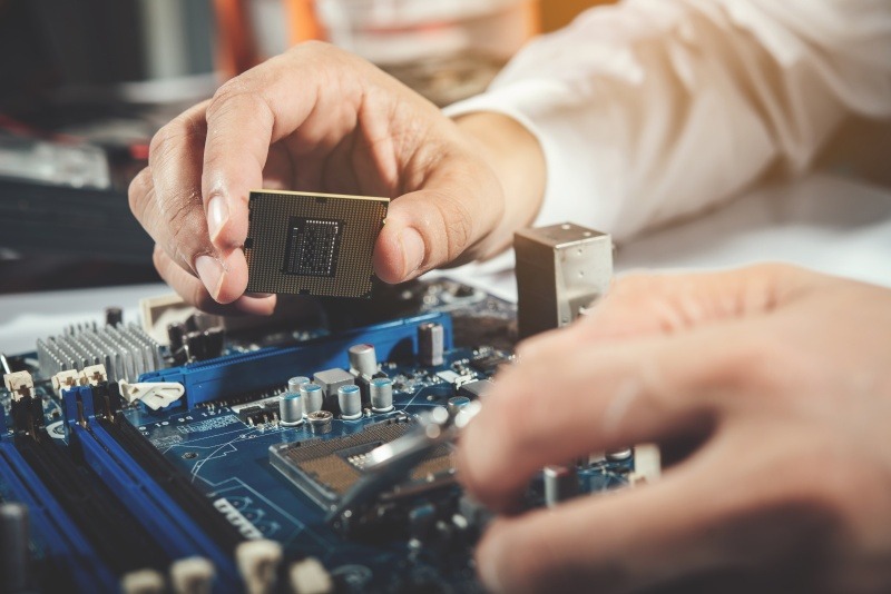 technician-repairing Reparação